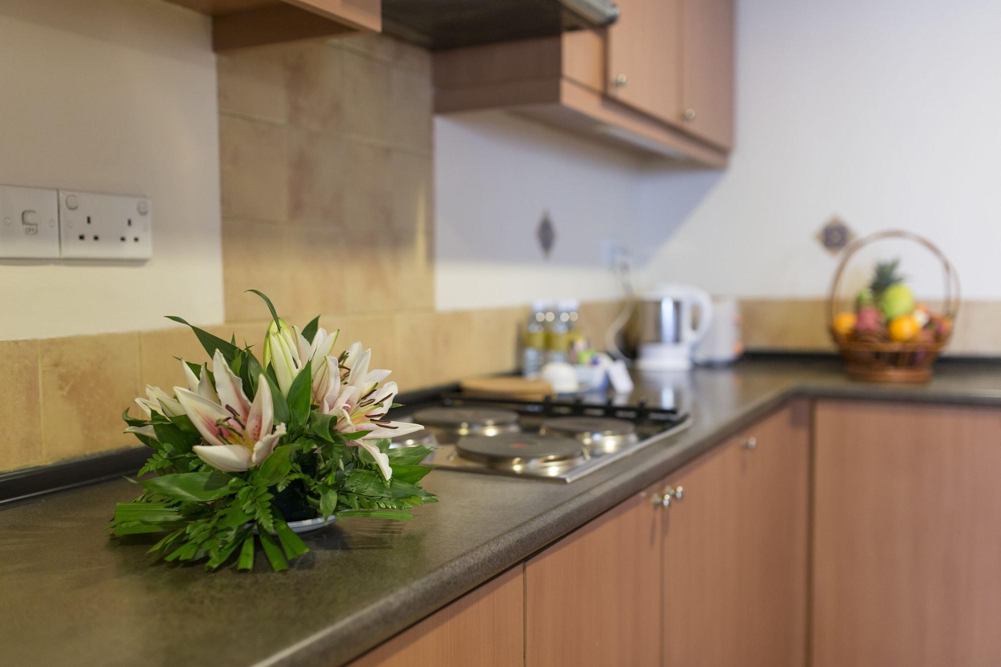 Himawari Hotel Apartments Пном Пен Екстериор снимка