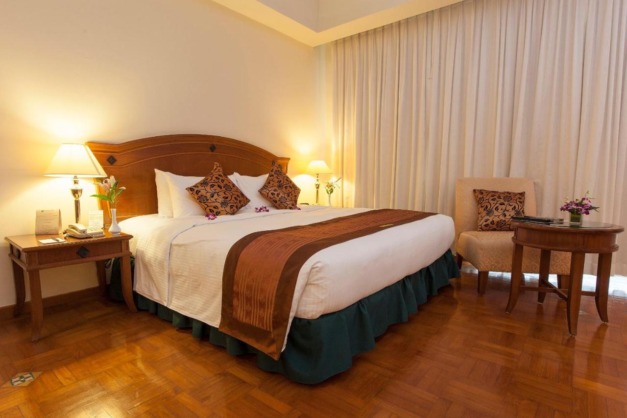 Himawari Hotel Apartments Пном Пен Екстериор снимка
