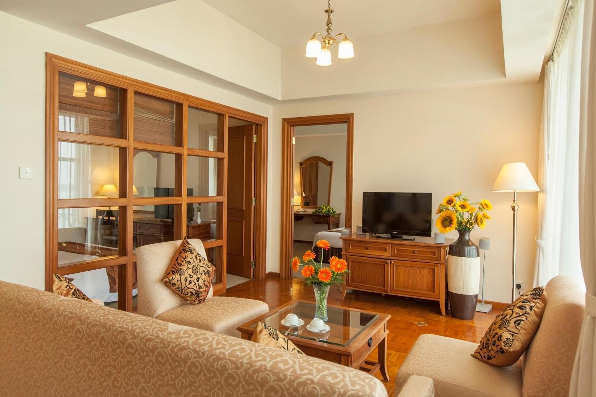 Himawari Hotel Apartments Пном Пен Екстериор снимка