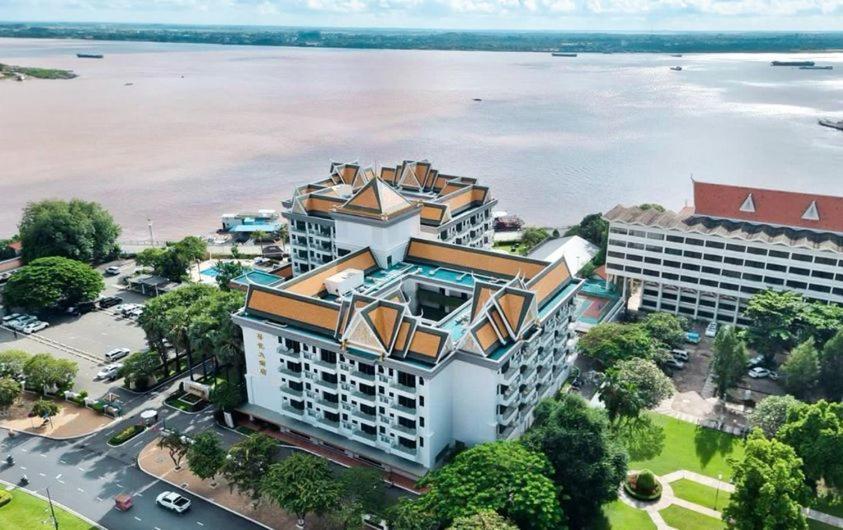 Himawari Hotel Apartments Пном Пен Екстериор снимка