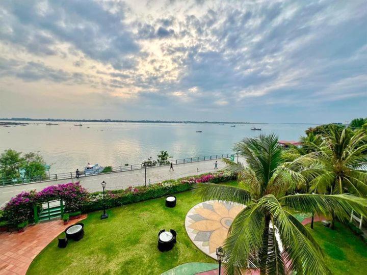 Himawari Hotel Apartments Пном Пен Екстериор снимка